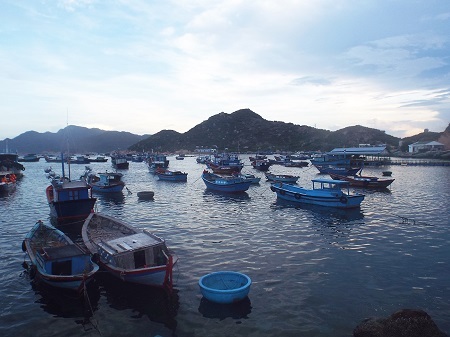 Bình mình trên làng chài Bình Ba.