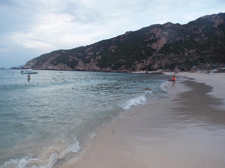 Bãi Nồm vào sáng sớm.