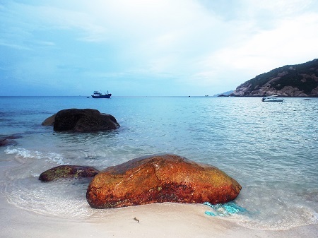 Điểm chung của các bãi biển ở Bình Ba là hoang sơ, nước biển trong vắt, cát trắng mịn màng.