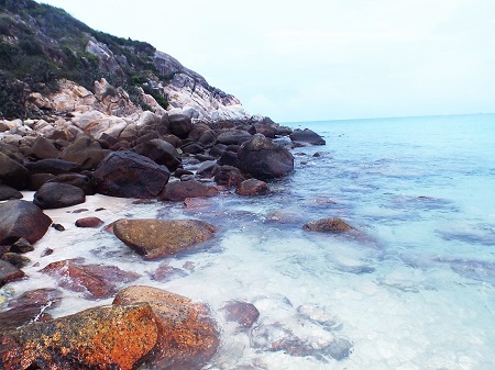 Điểm chung của các bãi biển ở Bình Ba là hoang sơ, nước biển trong vắt, cát trắng mịn màng.