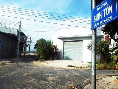 Đường Sinh Tồn nằm ở khu tái định cư Phú Cường, xã Phước Đồng, TP Nha Trang.