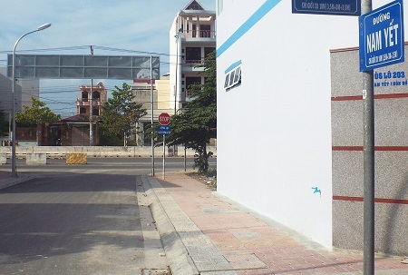 Đường Nam Yết nằm ở khu tái định cư từ ô 6 đến ô 8, xã Phước Đồng, Nha Trang.