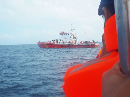 Tàu SAR27-01 của Nhatrang MRCC đang nỗ lực tìm kiếm các thủy thủ mất tích.