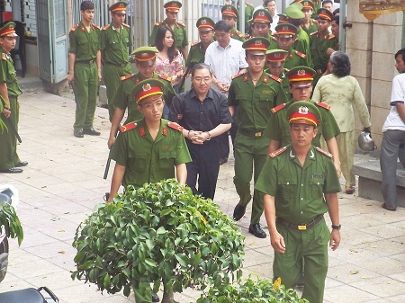 Vụ tham ô sửa chữa ụ nổi 83M: Dương Chí Dũng “ung dung” nghe tòa xét xử thuộc cấp