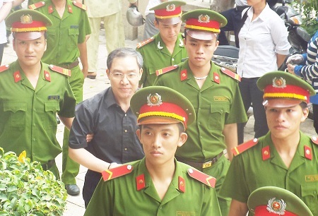 Vụ tham ô sửa chữa ụ nổi 83M: Dương Chí Dũng “ung dung” nghe tòa xét xử thuộc cấp