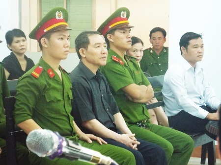 Cựu Chủ tịch HĐQT Vinalines ngồi khá “ung dung” ở hàng đầu nghe tòa xét xử thuộc cấp.