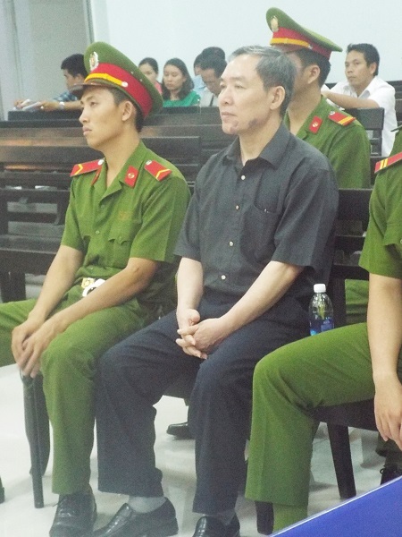 Cựu Chủ tịch HĐQT Vinalines ngồi khá “ung dung” ở hàng đầu nghe tòa xét xử thuộc cấp.