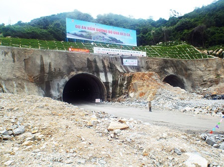 Phía bắc hầm Cổ Mã nằm trên Quốc lộ 1, thuộc địa phận xã Đại Lãnh, huyện Vạn Ninh, tỉnh Khánh Hòa.