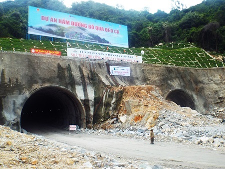 Hầm Cổ Mã thuộc dự án Hầm đường bộ qua Đèo Cả chính thức được thông hầm kỹ thuật vào sáng nay 22/11