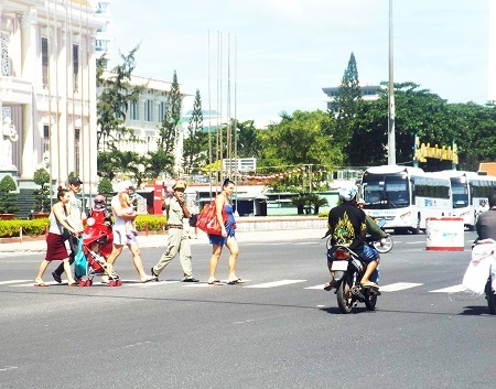 Lực lượng Đội Thanh niên xung kích Nha Trang hướng dẫn du khách qua đường