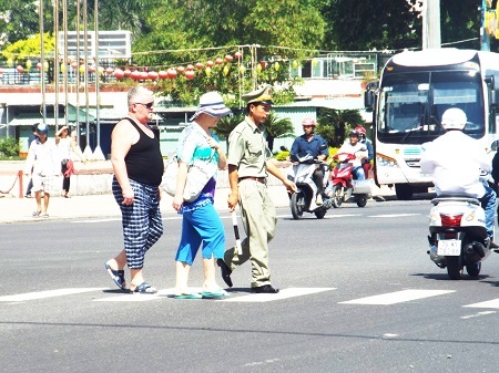 Du khách quốc tế hài lòng khi được dẫn dắt qua đường ở Nha Trang.