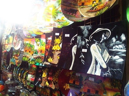 Nhiều nhất vẫn là các quầy hàng đồ thủ công mỹ nghệ.