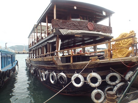 Các tàu du lịch dừng chuyên chở du khách để đi trú tránh bão.