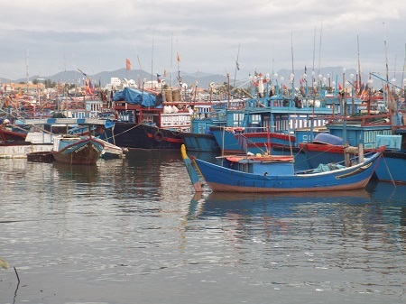 Các tàu thuyền ở Nha Trang đang trú tránh bão số 4 tại cảng Hòn Rớ, Nha Trang chiều 29/11.
