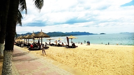 Du khách Nga ồ ạt đến Nha Trang nghỉ Đông - 1 Thời điểm này đang là mùa cao điểm du khách Nga đến Nha Trang nghỉ dưỡng - Ảnh: Viết Hả