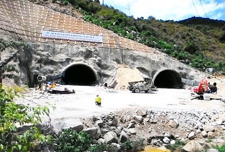 Ống hầm thứ 2 xuyên đèo Cổ Mã được thông tuyến chiều 2/11