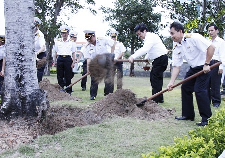 Chủ tịch nước trồng cây lưu niệm tại Lữ đoàn Tàu ngầm 189.
