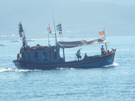 Tàu cá ngư dân Khánh Hòa vươn khơi sau bão số 4.