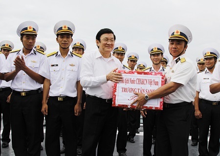 Chủ tịch nước tặng quà cán bộ, chiến sĩ tàu Lý Thái Tổ.