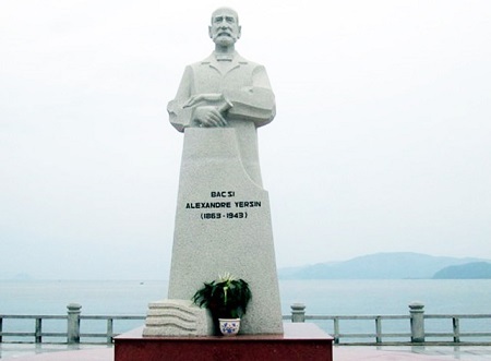 Tượng bác sỹ Alexandre Yersin bên Vịnh Nha Trang - Ảnh: B.N.