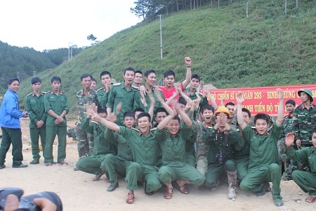 Lực lượng công binh trực tiếp tham gia đào ngách hầm bên trái để giải cứu 12 công nhân