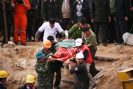 Giây phút giải cứu 12 nạn nhân.