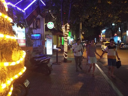 Du khách quốc tế thả bộ ở phố Tây Nha Trang đêm cuối năm 31/12/2014.