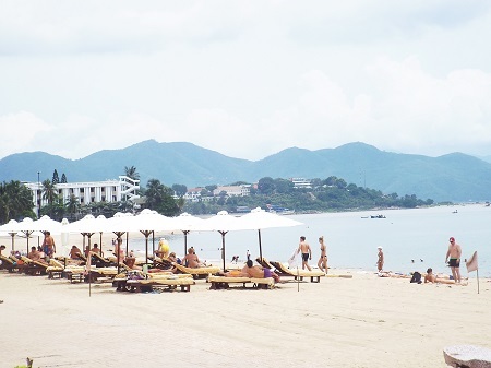 Du khách Nga nghỉ mát tại Nha Trang - Ảnh: Viết Hả