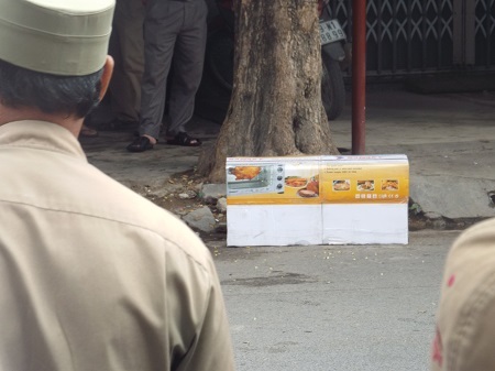 Vật lạ nghi là quan tài.