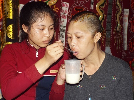 Cháu Trương Minh Châu, con gái lớn của chị Trang hiện học lớp 10 đang chăm sóc mẹ.