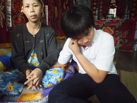 Cháu Trương Minh Kha, con trai chị Trang đã khóc rất nhiều khi thấy bệnh tật của mẹ.