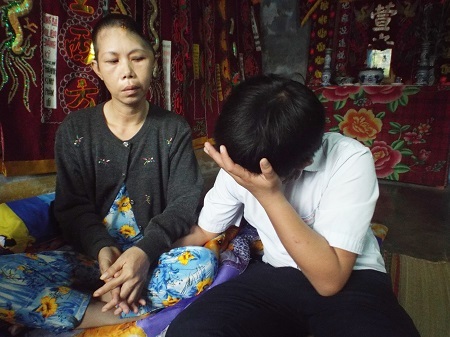 Cháu Trương Minh Kha, con trai chị Trang đã khóc rất nhiều khi thấy bệnh tật của mẹ.