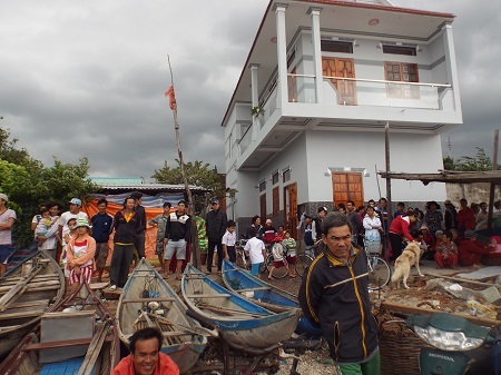 Người dân mong ngóng tin tức từ ngoài biển.