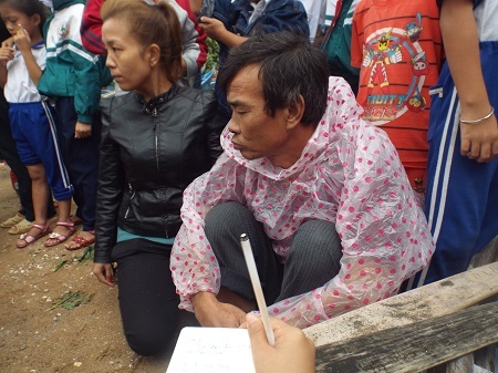 Người nhà nạn nhân đau xót.