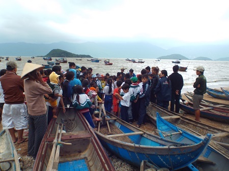 Người dân mong ngóng tin tức từ ngoài biển.