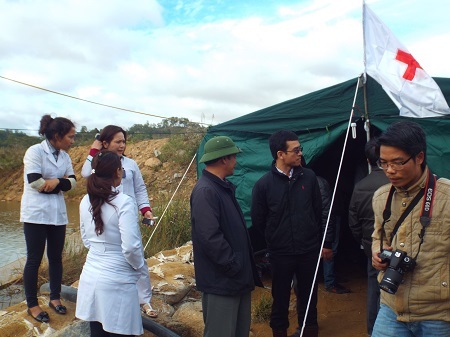 Các y bác sĩ ứng trực bên ngoài, sẵn sàng làm nhiệm vụ.