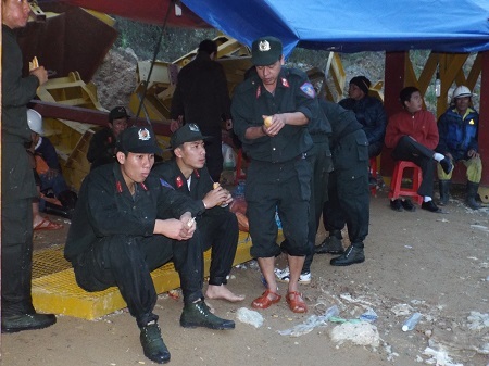 Lực lượng cơ động trực 24/24h đang tranh thủ ăn nhẹ trước khi tiếp tục làm nhiệm vụ.