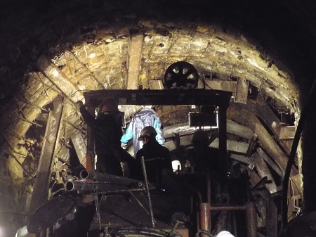 Các công nhân tiên phong đảm nhận xuyên các mũi khoan để cứu các nạn nhân.