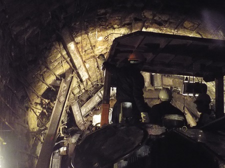 Các công nhân tiên phong đảm nhận xuyên các mũi khoan để cứu các nạn nhân.