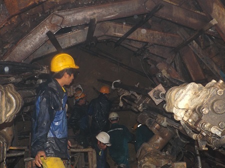 Các công nhân tiên phong đảm nhận xuyên các mũi khoan để cứu các nạn nhân.
