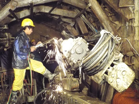 Các công nhân, kỹ sư làm việc từ suốt đêm qua đến sáng nay (Ảnh: Viết Hảo)