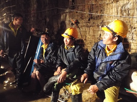  Các công nhân mệt lả sau nhiều giờ làm việc với cường độ cao và rất gấp gáp.