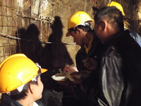 Tranh thủ ăn ngay tại chiến hào