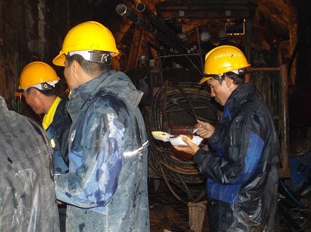  Bữa cơm vội giữa lúc nước sôi lửa bỏng