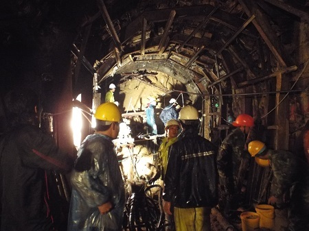 Các kỹ sư, công nhân đang nỗ lực xuyên đoạn hầm bị sập, rạng sáng 18/12 (Ảnh: Viết Hảo)