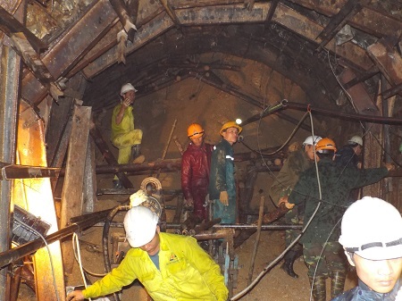 Sập hầm thủy điện “vùi” 12 công nhân: Những mũi khoan nhọc nhằn!