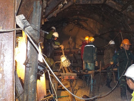 Hình ảnh ngày thứ 3 cứu hộ 12 công nhân mắc kẹt trong hầm sập