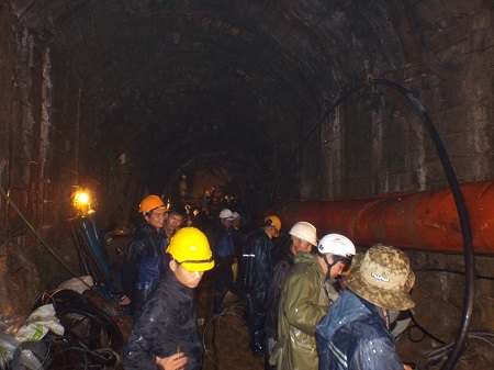 Tiếp cận từ 3 hướng để ứng cứu 12 công nhân (Ảnh: Viết Hảo)