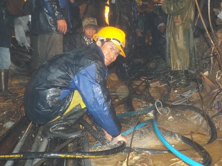 Lực lượng chức năng nỗ lực cao nhất để sớm tiếp cận những công nhân mắc kẹt (Ảnh: Viết Hảo)