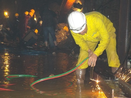 Công nhân nỗ lực làm việc đến mức tối đa - Ảnh: Viết Hảo